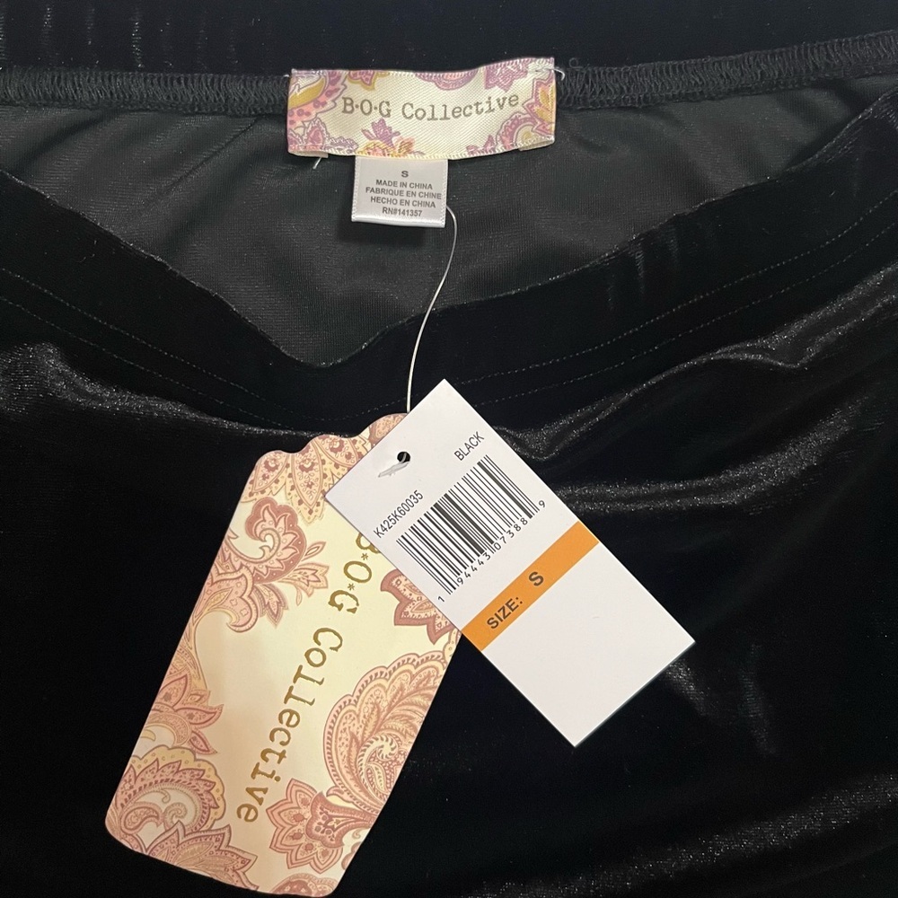 Elegant Black Velvet Skirt - Picture 2 of 5